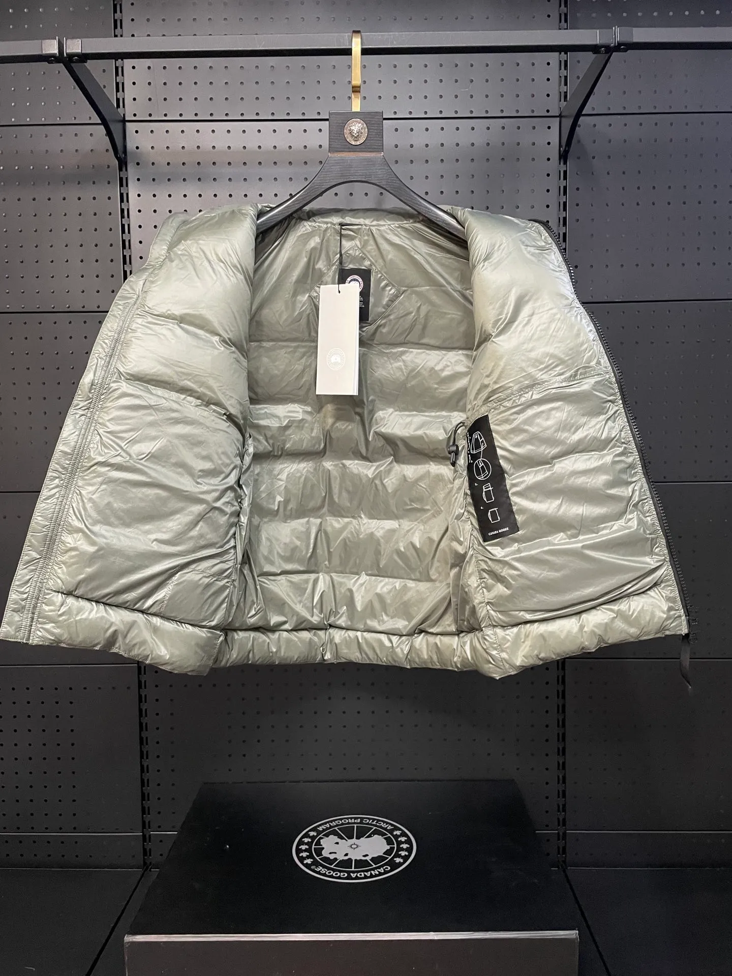 P560 Canadian brand CanadaGoose men's and women's CROFTON lightweight down vest 2229M DWR water-repellent treatment WindWall windproof fabric 700 fleece filling original mold opening details one to one production The upper body effect is stunning Exclusively available on the Xiaohongshu purchasing platform The highest version on the market Size: XS S M L XL XXL
